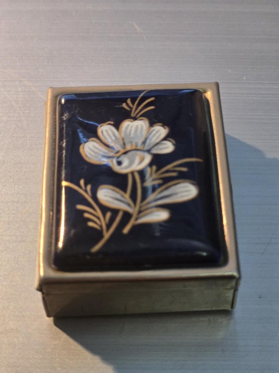 Elegant pillendoosje met emaille deksel en witte bloem
