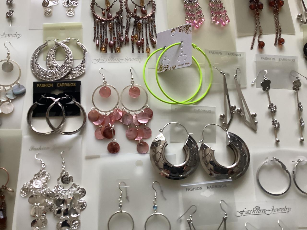 **** partij nieuwe oorbellen voor bodemprijsje *****(p-74)