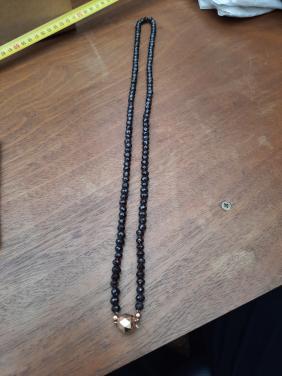 Donker rode steen ketting met gouden slotje