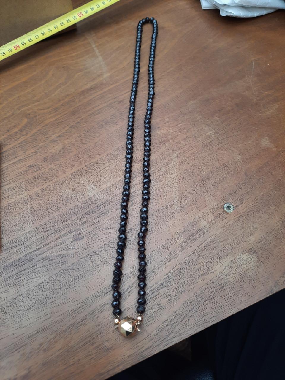 Donker rode steen ketting met gouden slotje