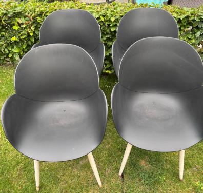 Kunststof tuinstoelen met metalen onderstel