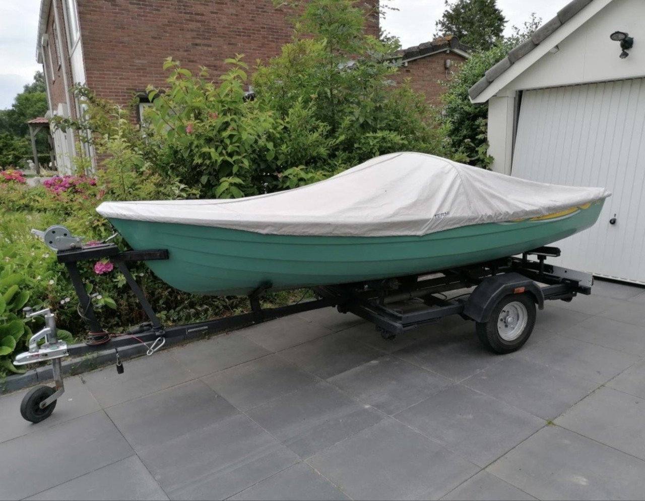 Polyester boot met trailer en motor
