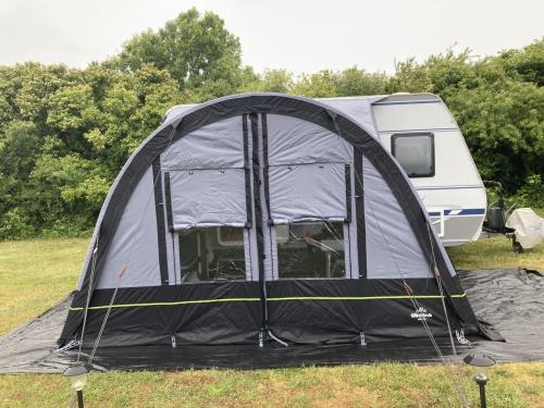 Voortent Saba 360 met aparte aandrukstangen