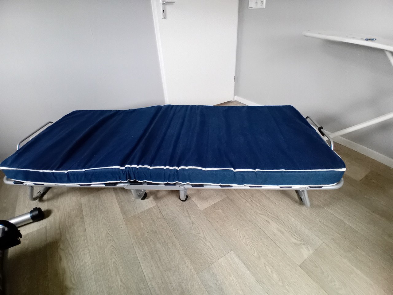 Een stretcher bed op een uitklapbaar frame