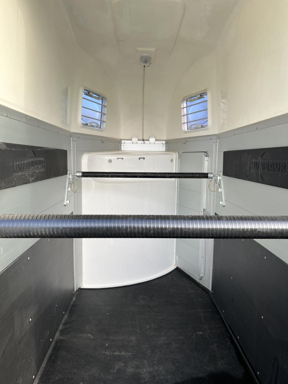 Zo goed als nieuwe aluminium Humbaur Single met zadelkamer