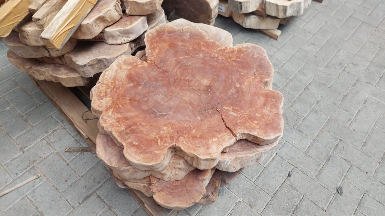 Boomstam tafels en ronde schijven van suar, teak en lychee hout