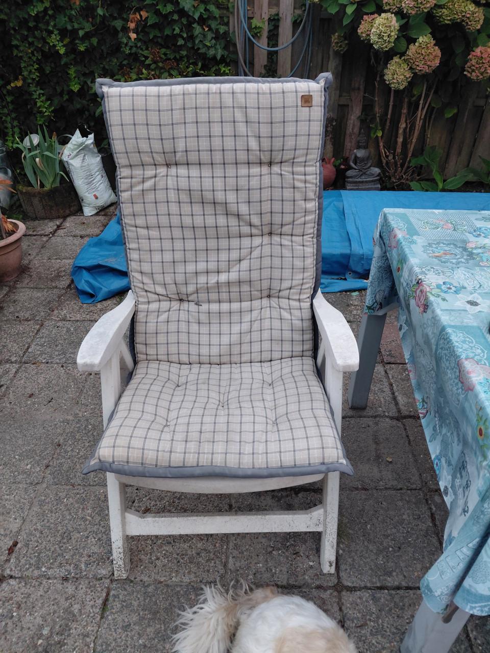 4 tuinstoelen en tuintafel