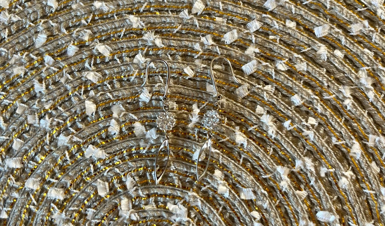 Wit gouden oorbellen 18 karaat met schitterende diamanten uit Dubai