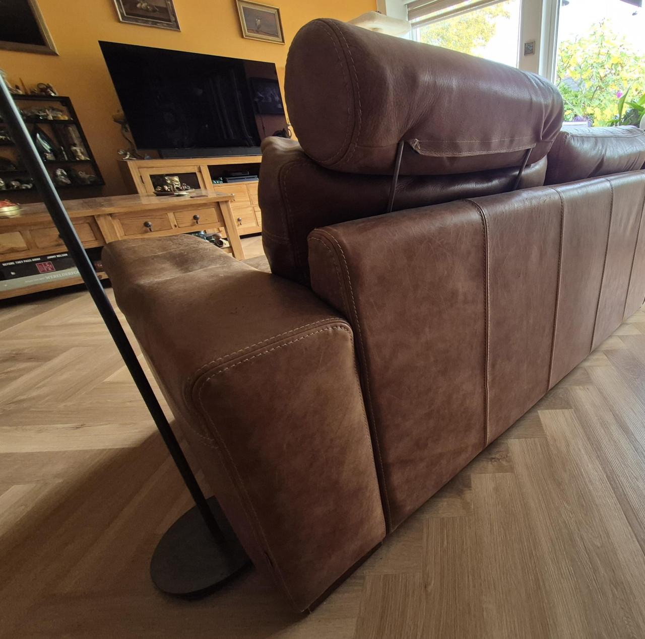 Lederen hoekbank inclusief hocker en hoofdsteunrollen