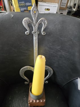Kandelaar smeedijzer Franse Lelie met kaars H50cm