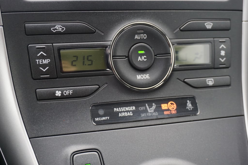 Toyota Auris 1.8 full hybrid aspiration automaat - airco / navi / cruise / 