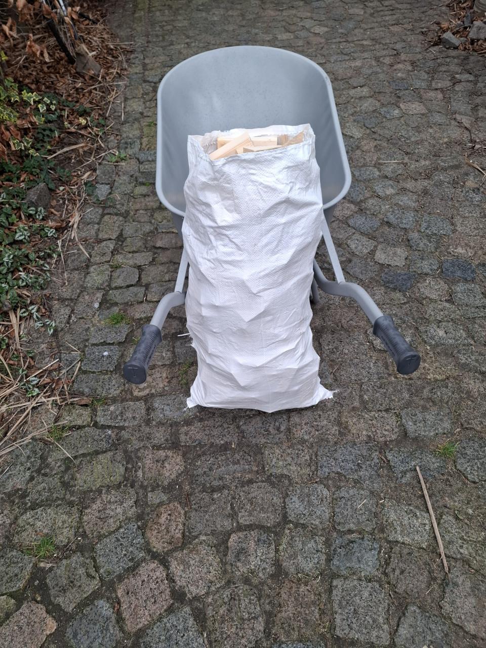 Kaphoutje te koop en zak met klijne houtblokjes te koop