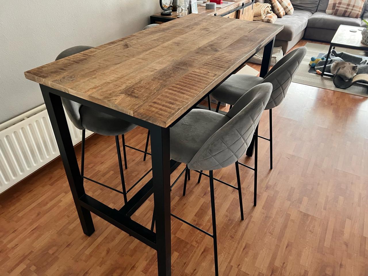 Mango houten industriële bartafel met stoelen + Mango houten salontafel