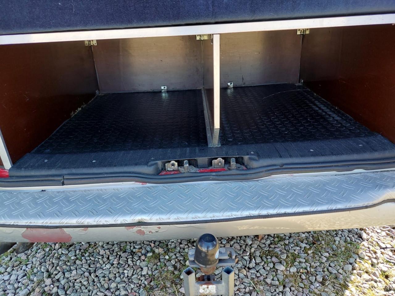 Rode avontuurlijke Camper