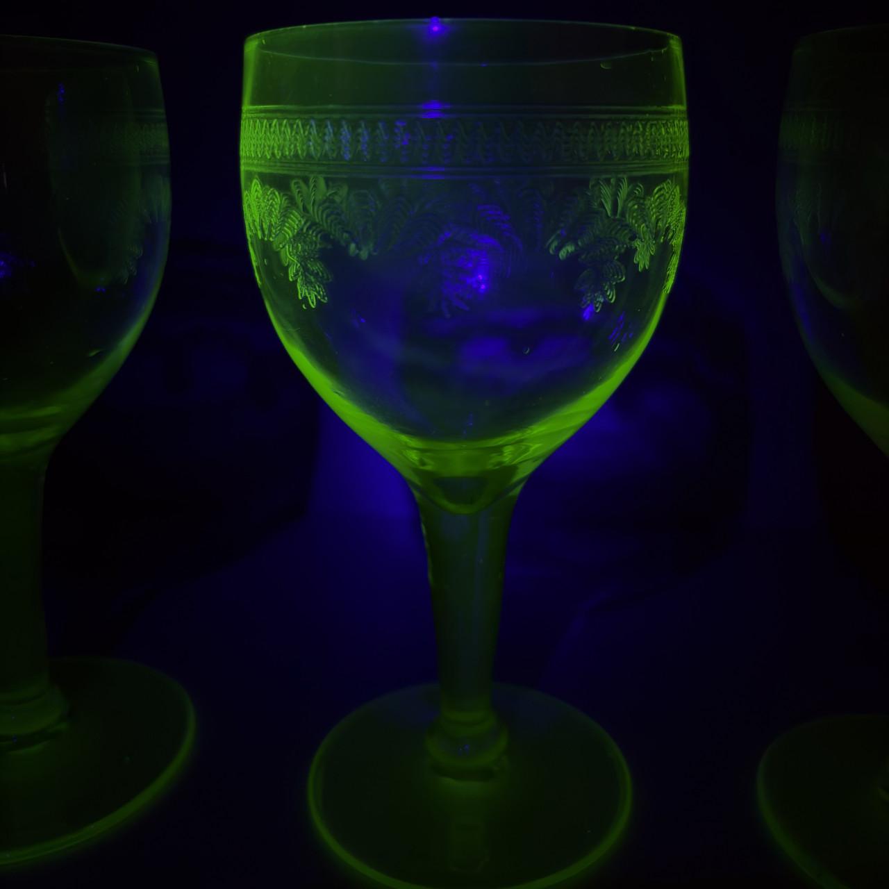 Uranium wijnglazen 4 of 5 stuks, uv395