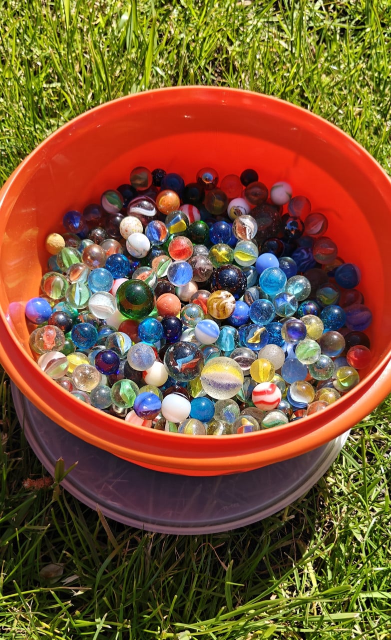 Een bak vol met knikkers.