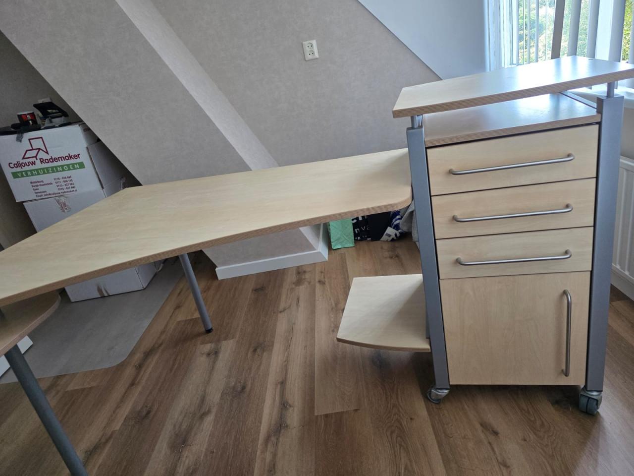 Hoekbureau met 1 draaibaar blad en ladekast.