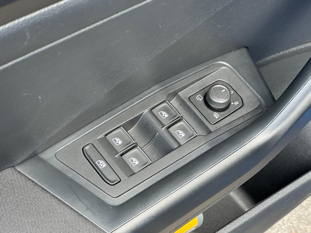 Volkswagen T-roc 1.5 tsi 150pk style | trekhaak | navi | camera | carplay |