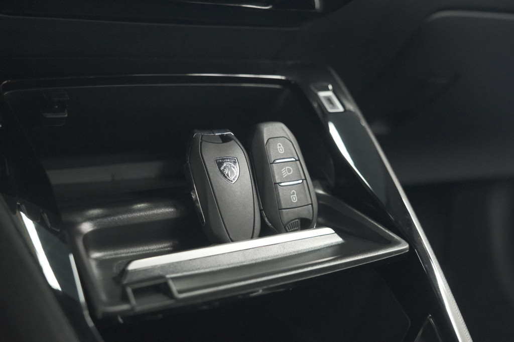 Peugeot 2008 puretech 130 eat8 allure | 360 camera | dodehoekdetectie | ada