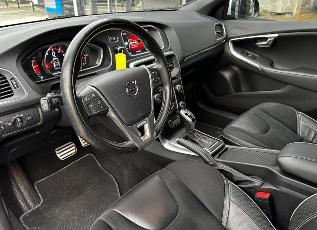 Volvo V40 t3 153pk aut6 polar+ sport| panodak| camera| h&k sound| trekhaak