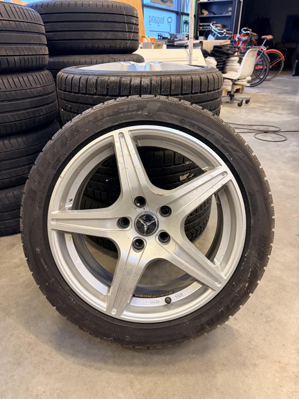 Aluminium Mercedes velgen met nieuwe winterbanden