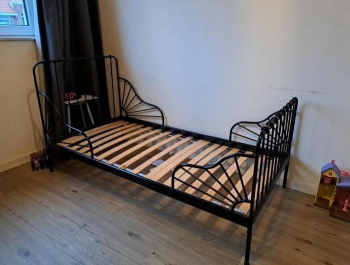 Ikea meegroeibed zwart