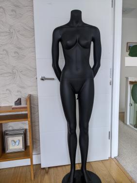 2 mannequins / vrouwelijke paspoppen