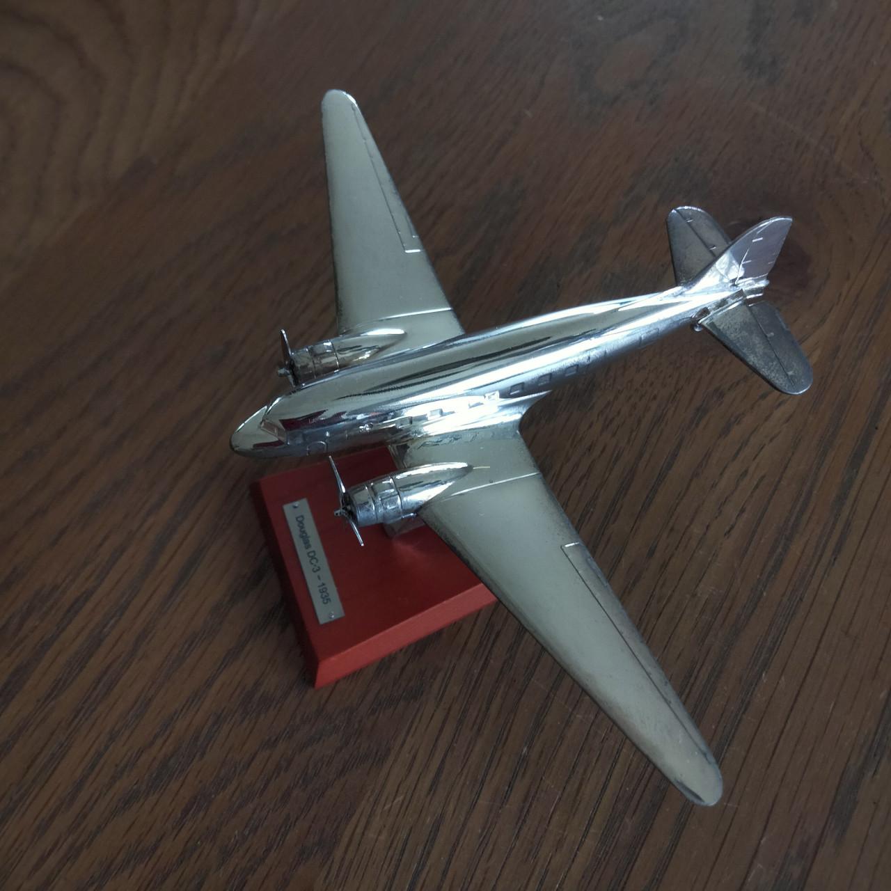 SCHAALMODEL DOUGLAS DC-3