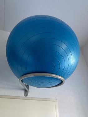 Blauwe fitnessbal (75 cm) met stevige wandhouder