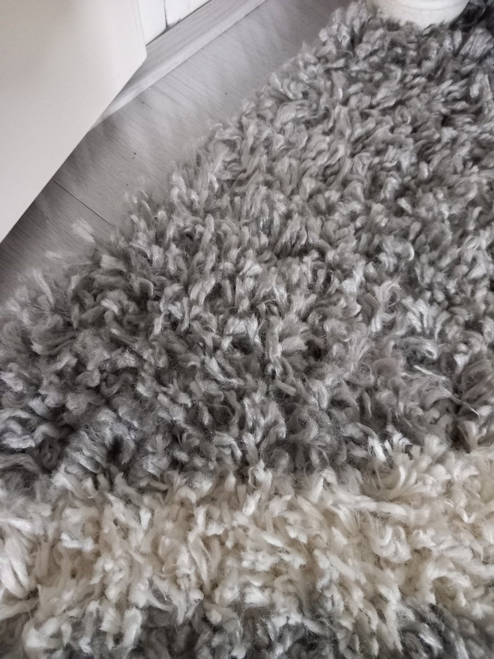 Hoogpolig vloerkleed. 3,30 x 2,35 m