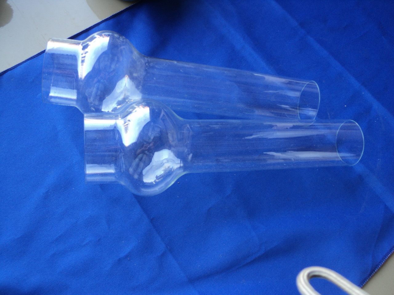 2 glazen voor een olielamp.