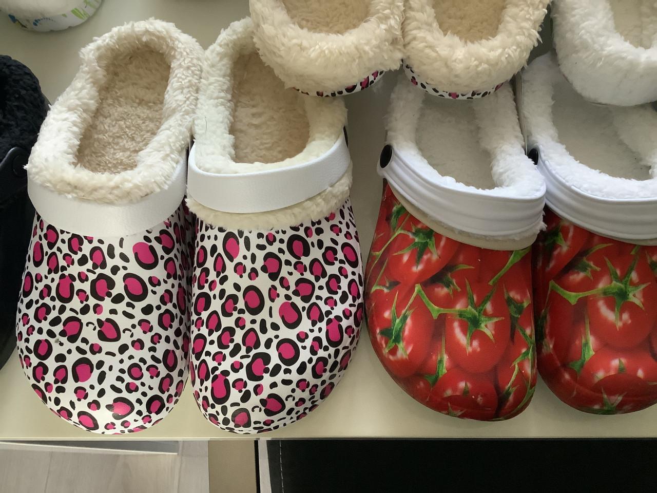 Partij leuke gevoerde klompen. ( partij 65)