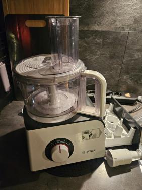 Mooie Bosch foodprocessor voor koken en bakken met opberglade..