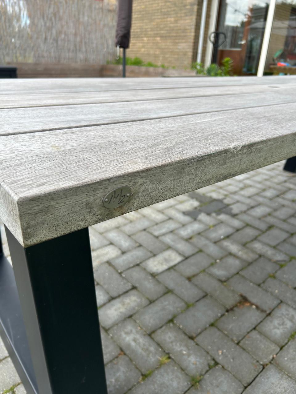 Padoek hardhouten tuintafel met stalen onderstel