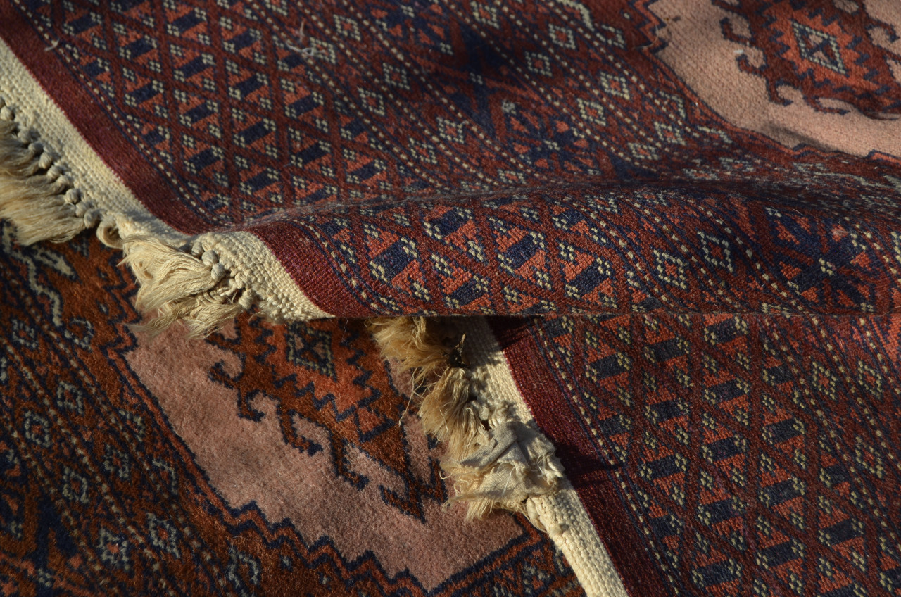 Vintage handgeknoopt kleed in redelijke staat