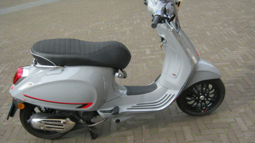 NIEUW VESPA SPRINT MET 731 KM OP DE TELLER 3000 EURO