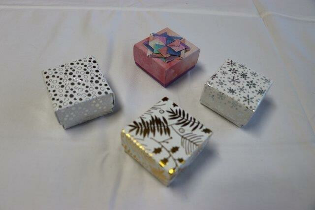 Origami doosje Bodem en deksel zijn gevouwen Klein: 5,5 x 5,5 cm €.1,00
