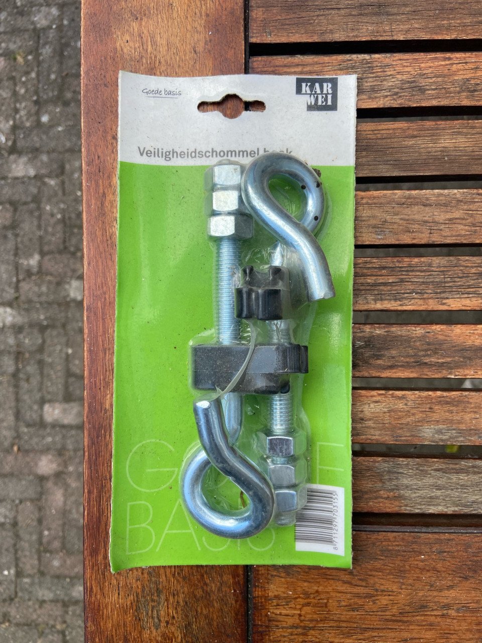 Paalverbinders en andere ijzerwaren.
