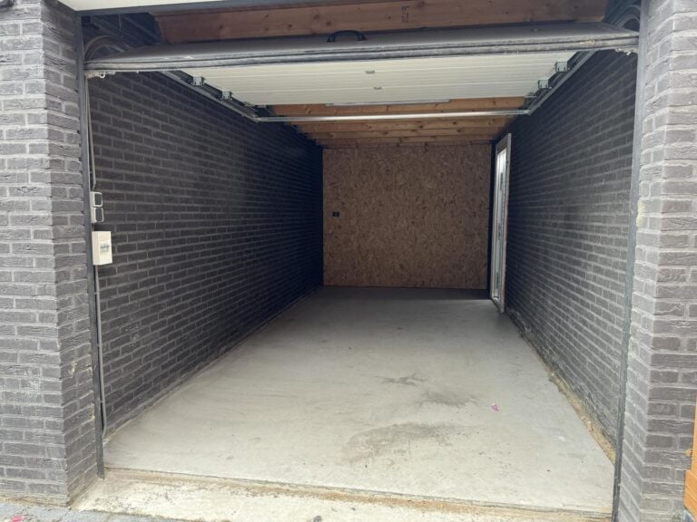 Te huur: zeer ruime garagebox incl. extra parkeerplaats in hartje Goes