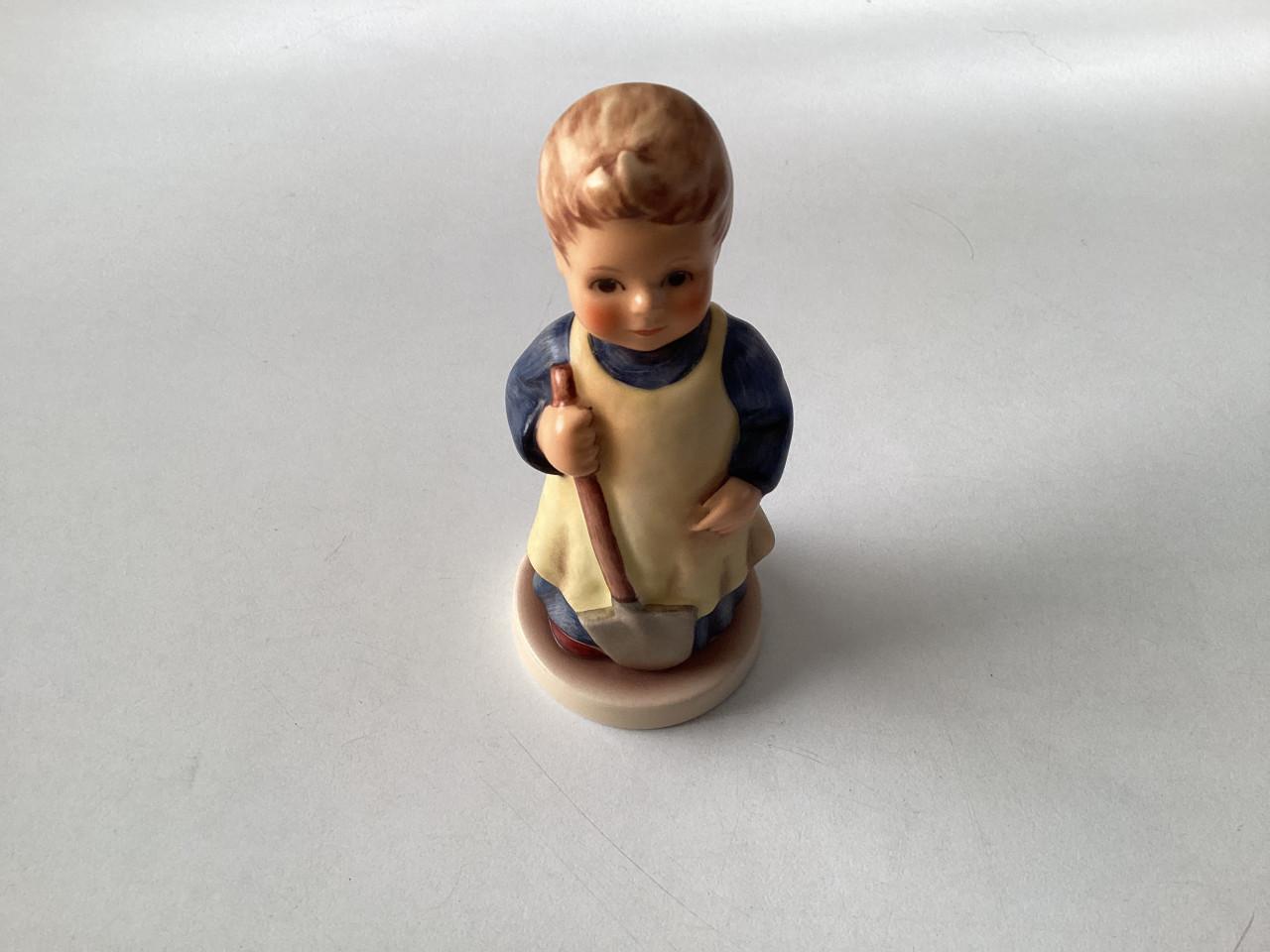 7 Hummeltjes. Allemaal gaaf.  Hoogte: +/- 9 cm.