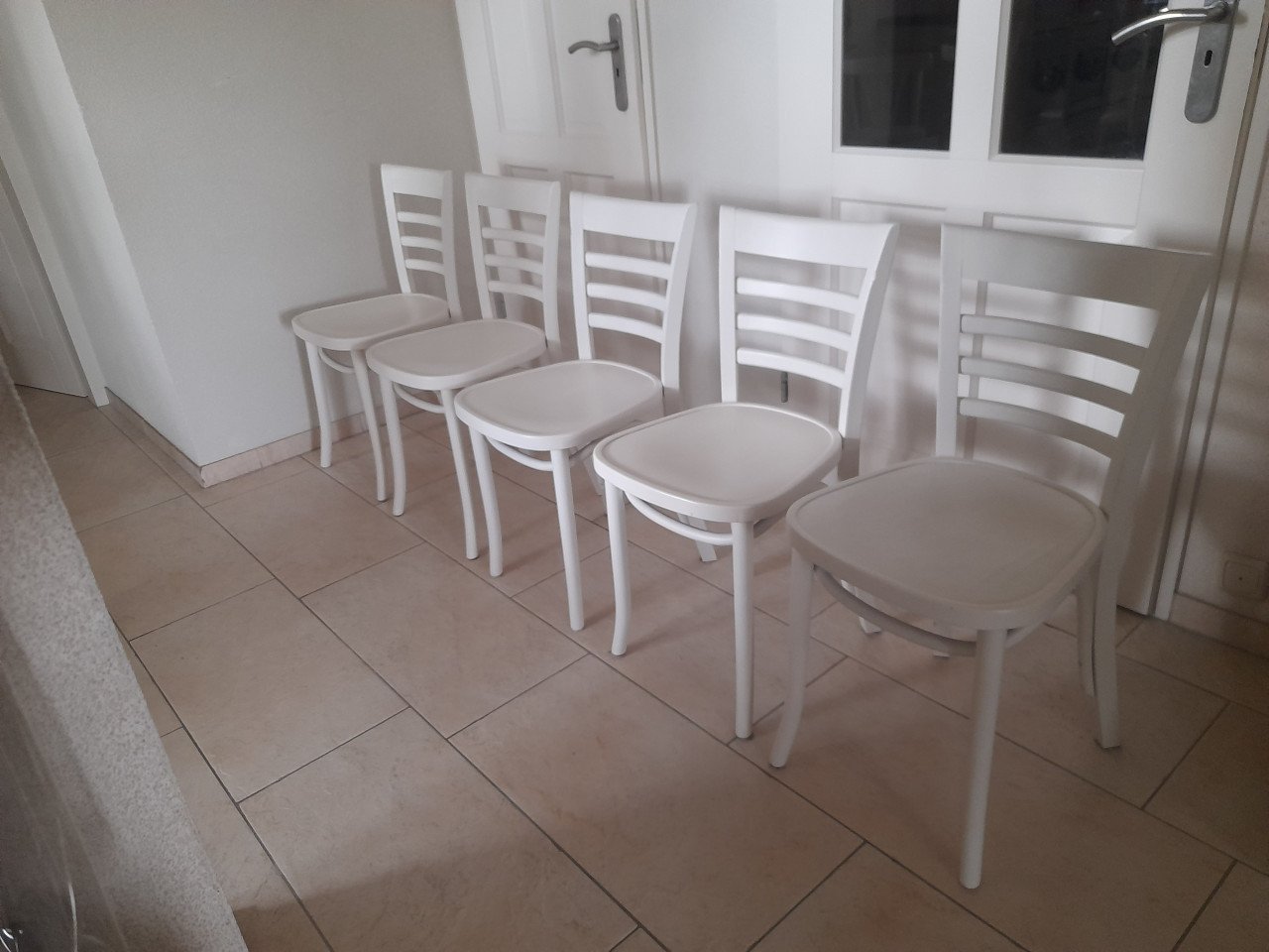 5 Leuke witte houten  stoelen ( in goede nette staat )