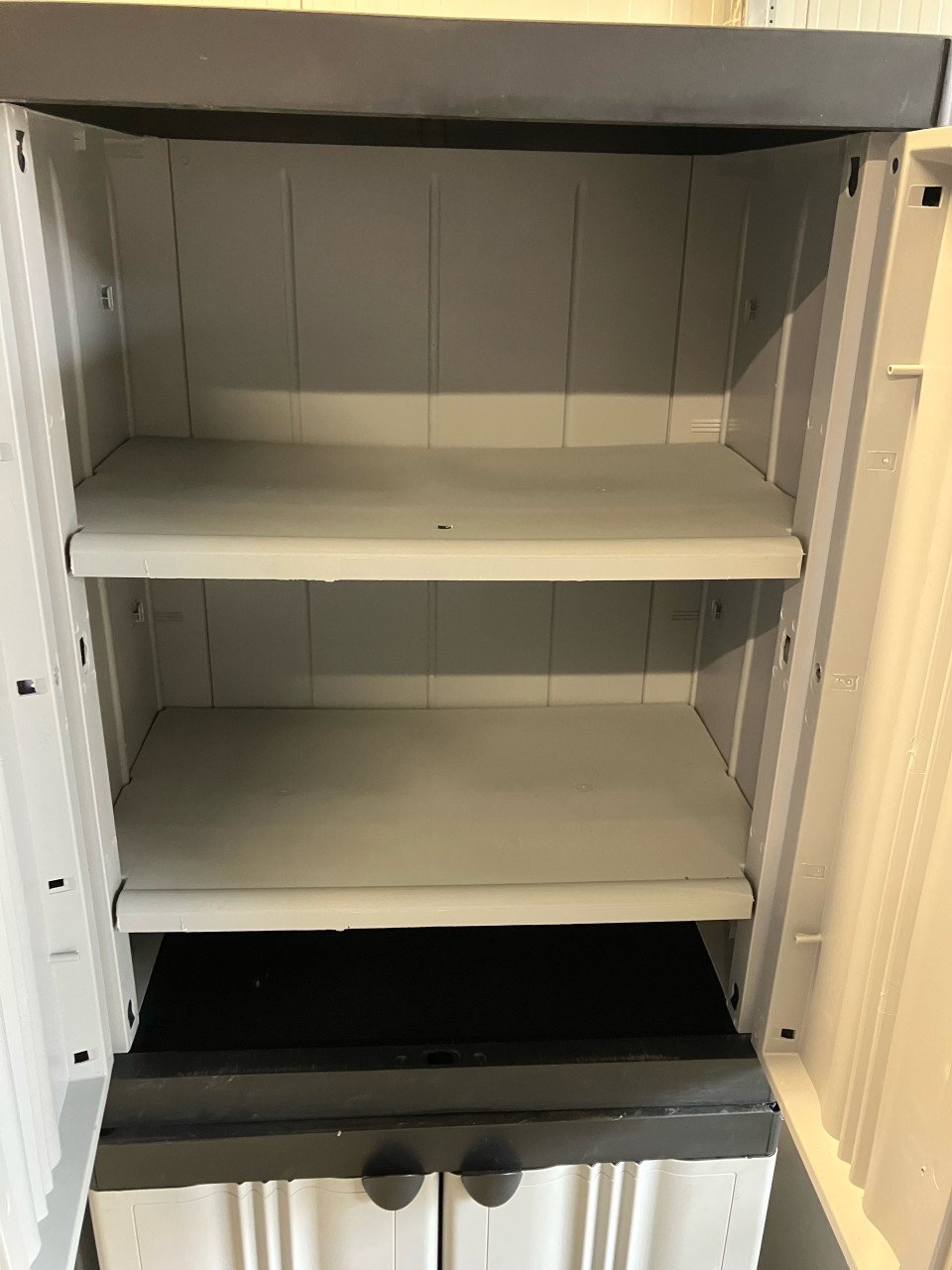 Kunststof kastjes voor in de voortent.