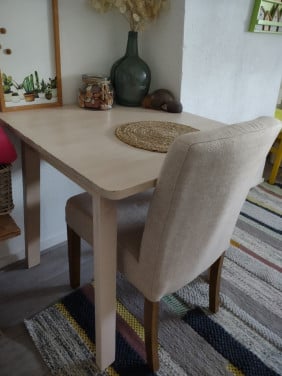 Nette houten eettafel met beige, ecru stoel. B&B set, eetset