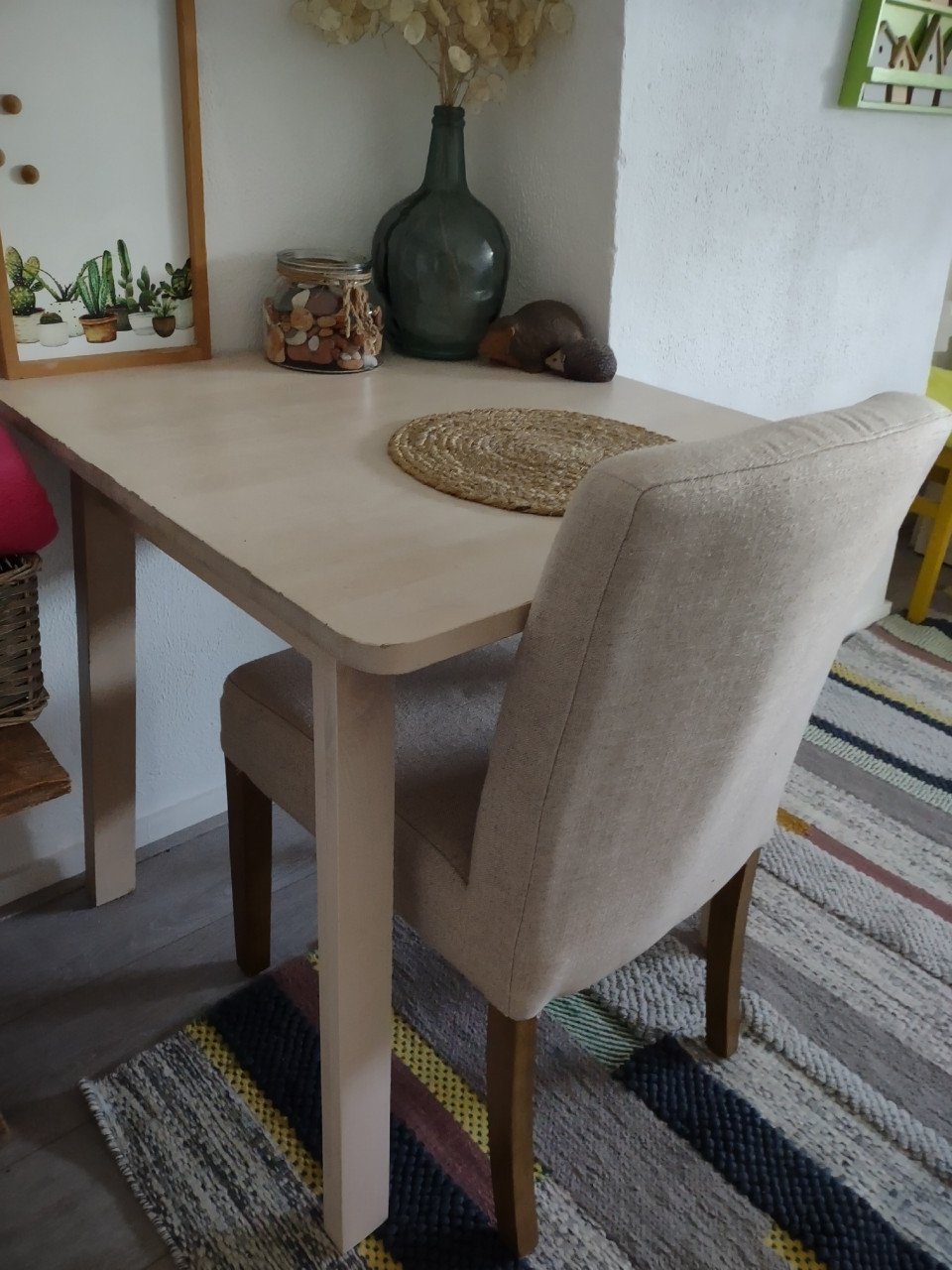 Nette houten eettafel met beige, ecru stoel. B&B set, eetset