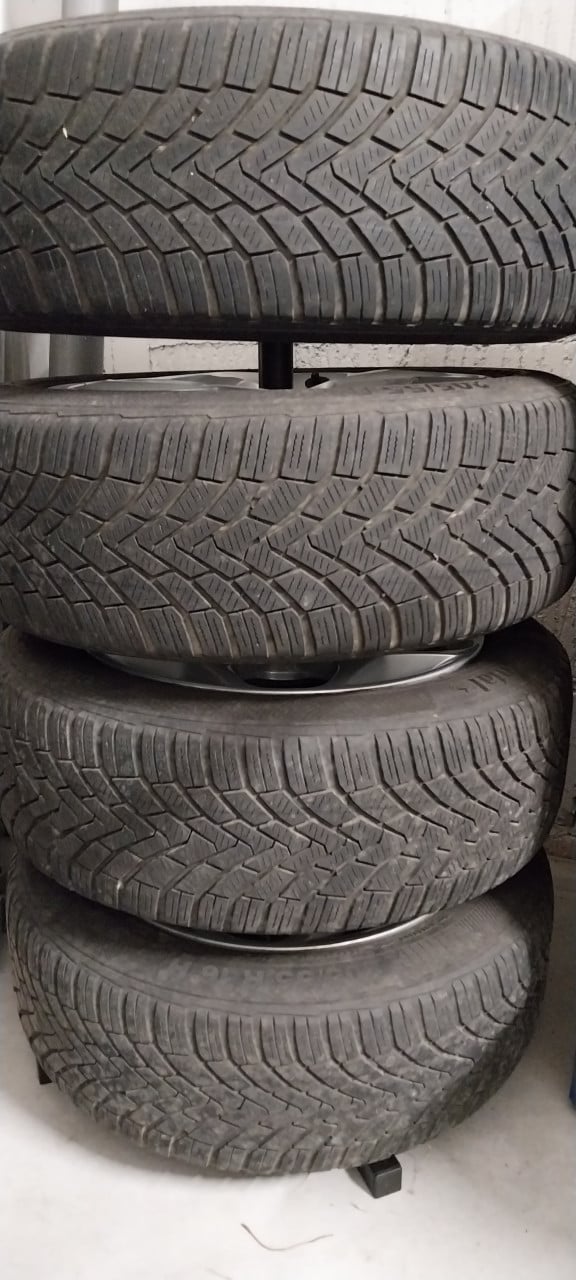 Te koop: 4 winterbanden lichtmetalen velgen ford focus