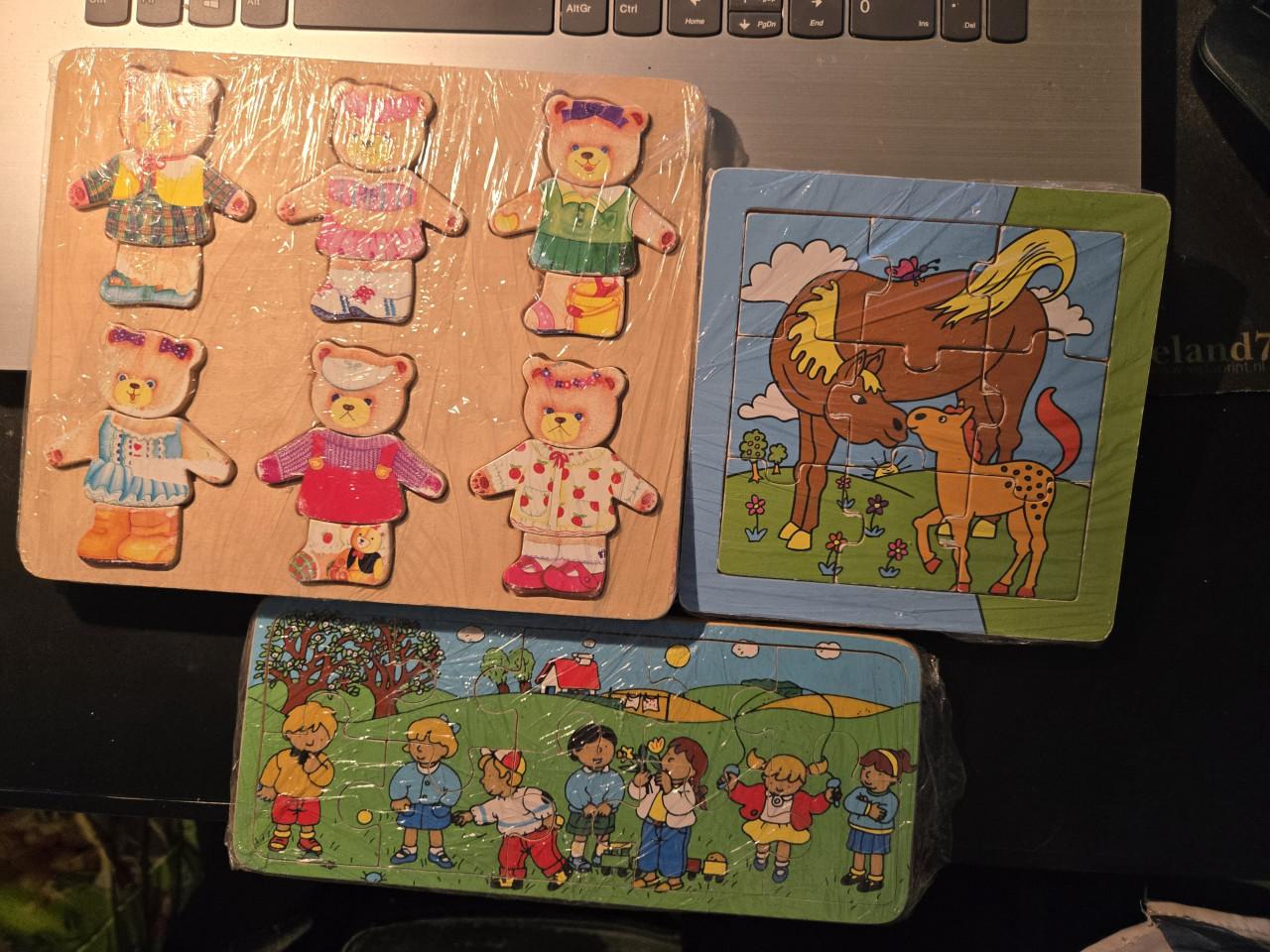 Setje met 3 houten puzzels Beertjes, paardjes, spelende kinderen