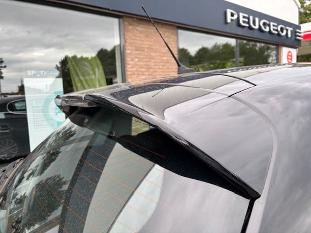 Peugeot 208 blue l. allure 1.2 pt-82pk | navigatie & bluetooth & applecarpl