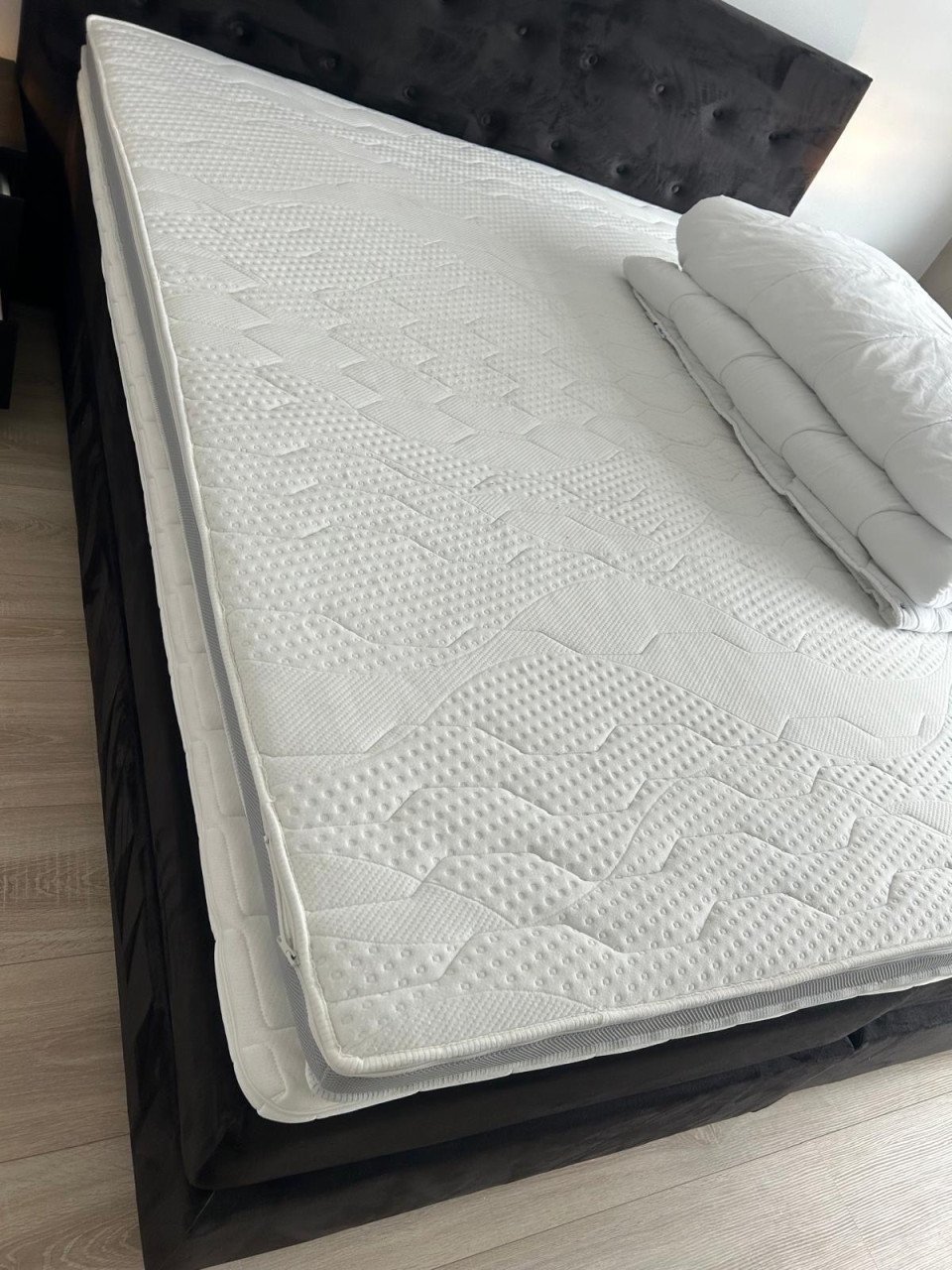 Boxspring incl matrassen, toppers en nachtkastjes