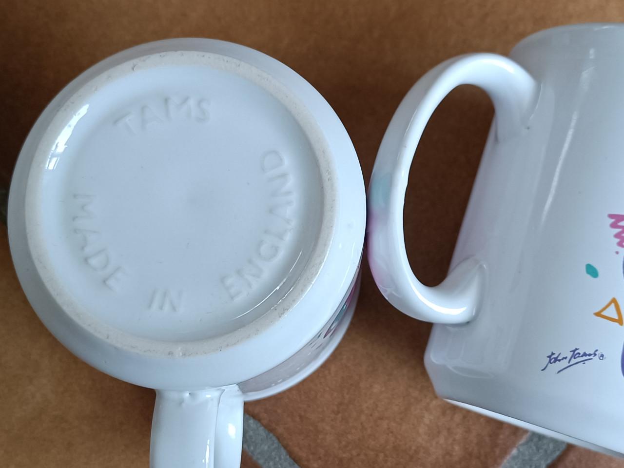 6 Mokken van John Tams. Made in Engeland. 3 met roze en 3 met blauwe beren.