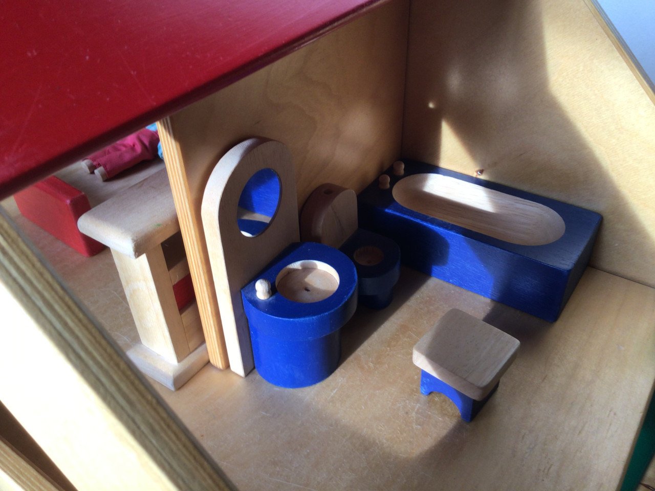 Houten poppenhuis met meubeltjes